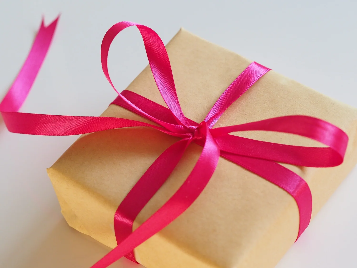 Pacco regalo con nastro rosa